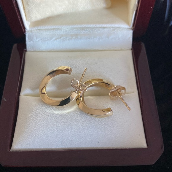 18k gold Tiffany and Co.twisted hoop earrings MSRP $1900